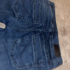 Blå jeans från LTB - Snygga låg midjade jeans från LTB, längden är 94cm och midjan är 32cm 24/30🩷