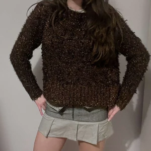 Vinröd glittrig tröja - Säljer en vinröd glittrig tröja med lång ärm. Perfekt för att lägga till lite glitter i vardagen. Tröjan har en mysig och varm känsla, idealisk för kyligare dagar.