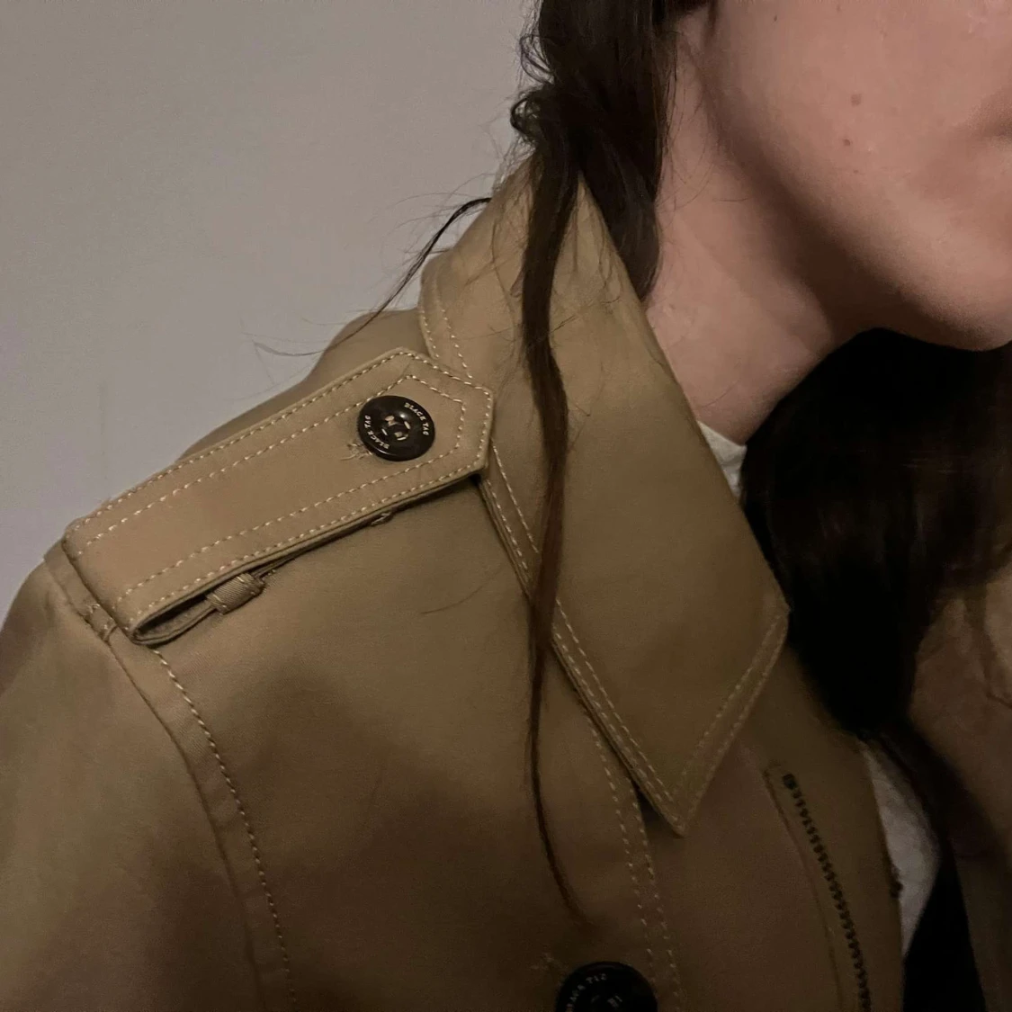 Beige trenchcoat från Black Tag - 93