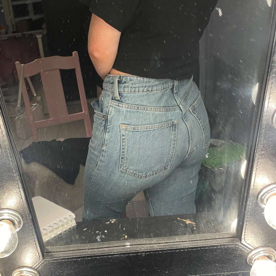 Blå jeans med slitna knän - 90