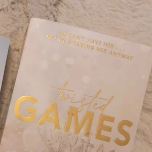 Twisted Games - Twisted Games köpte jag andrahand på Plick därför är ryggen knäckt. Skick enligt bilderna ✨️ 