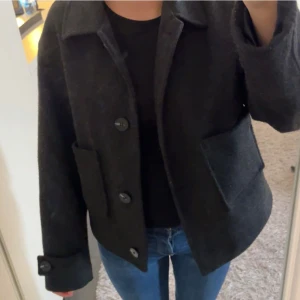Kappa - Snygg svart kappa från 157 med stora knappar och två fickor framtill. I storlek S, i skick 8/10💕 inga defekter💕