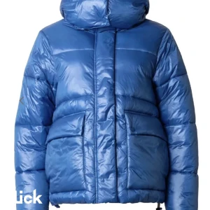 Blå pufferjacka från Indiska  - Säljer denna jätte snygga och coola jackan från Indiska! Finns inte att köpa längre, köpt här på Plick men i super fint skick💙 strl 38 men passar mindre och större (sista bilden är LÅNAD från henne jag köpte)