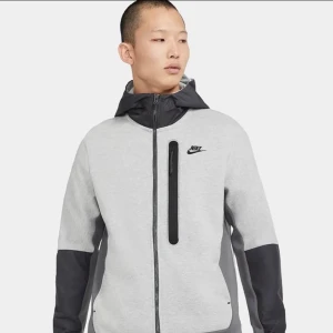 Nike tech - Snygg Nike tech woven i storlek M som är väldigt fräsch använd bara ett par gånger.