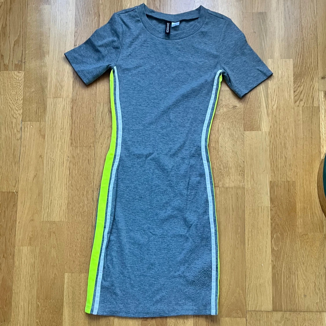 Grå klänning med neongula detaljer