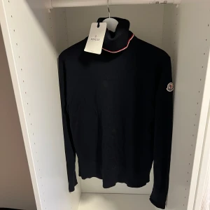  Moncler turtle neck         Brand new - Moncler tricot turtleneck    Helt ny, tags är fortfarande på, super sällsynt modell    100% ull    Storlek S, passar M    Ny pris: 8000-11000 kr    Paketet skickas med posten (svensk frakt). 