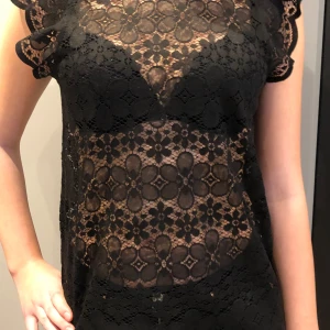 Svart spetströja - Svart spetströja med spetsblommor.