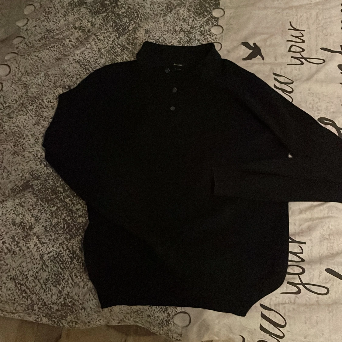 Svart långärmad pikétröja