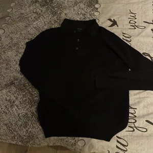 Svart långärmad pikétröja - En långärmad piké i färgen marinblå från Massimo dutti👍Använd några gånger men inte mycket tecken på användning👍säljer för att den var för stor för mig har vanligtvis S men råkade köpa i M👍nypris 700 mitt pris 249