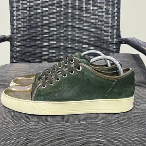 Gröna Lanvin - Snygga gröna Lanvin med en kombination av mocka och glansigt material på tån. Skorna har en klassisk snörning och en vit sula som ger en stilren look.