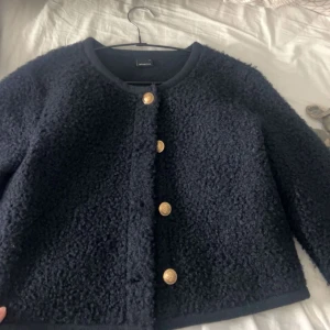 Blå kofta från Gina Tricot - Mysig blå kofta från Gina Tricot med guldknappar framtill.  Aldrig använd så säljer vidare 💞💞💞💞💞