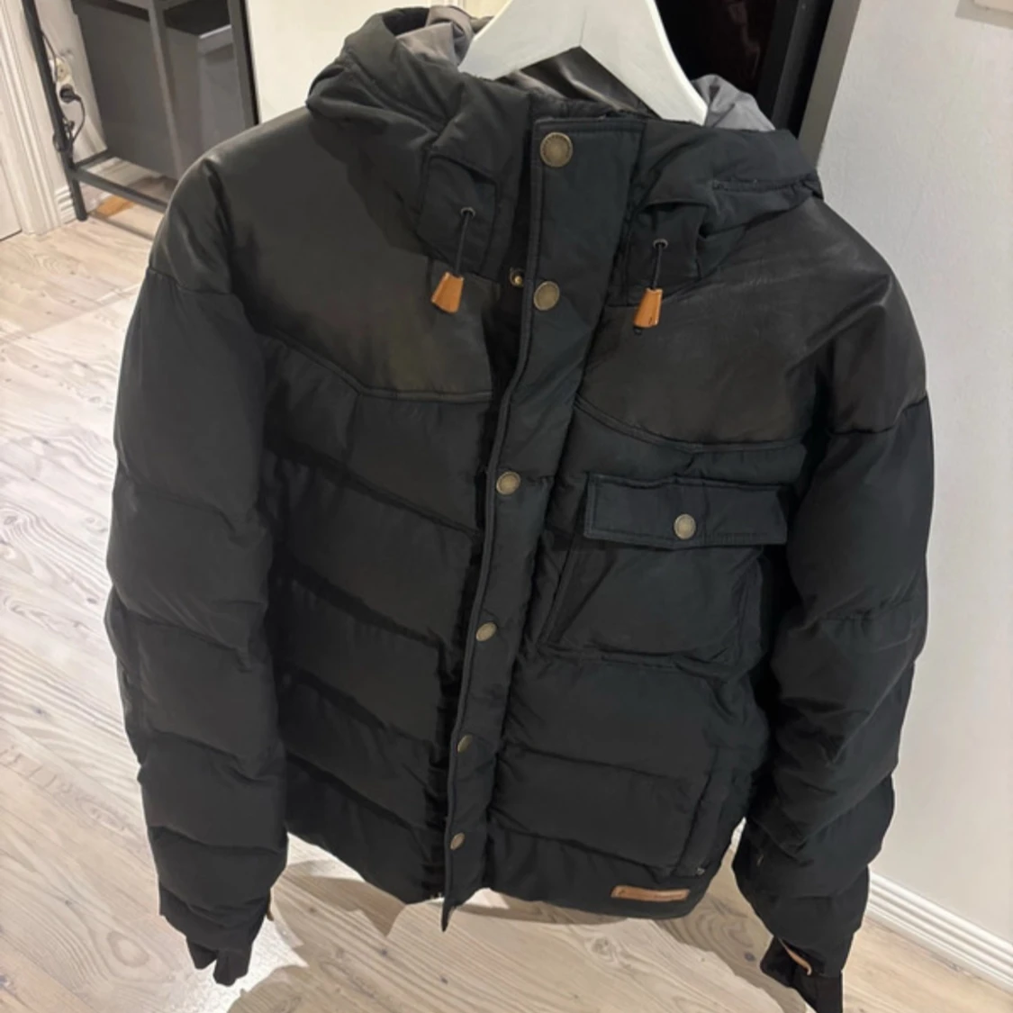 Svart pufferjacka från Peak Performance