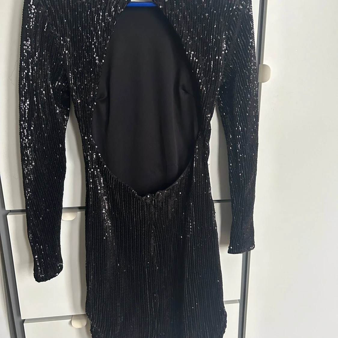 Festklänning med öppen rygg  - 90