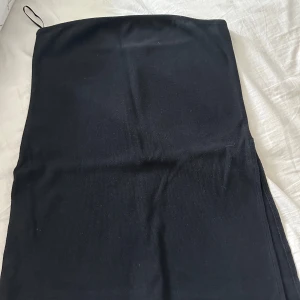 Svart topp - Säljer denna svarta bandeu topp från Mango. Den är i bra skick och använd ett fåtal gånger.