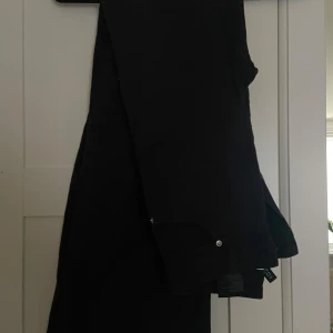 Svarta jeans från hm  - Säljer ett par svarta raka byxor pågrund av att de blivit för små. 