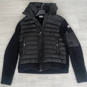 Moncler Cardigan - Säljer nu min sjukt bekväma moncler cardigan då hösten är över. NFC tag finns på den och den är storlek M.  Kontakta mig i PM vid fler frågor!