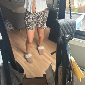 Leopardmönstrade shorts - Säljer ett par leopardmönstrade shorts med elastisk midja. Super snygga! I storlek 34 alltså skulle ja säga xs❤️ använda men i bra skick💗
