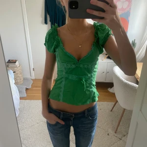 Grön blus med volangdetaljer - Supersöt grön topp med volang och puff ärmar💗 stretch i ryggen. Har själv satt in säkerhetsnålar (sista bilden) syns inte framifrån och går enkelt att ta bort vid behov💗💗💗