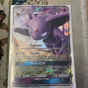 Pokémonkort: Espeon GX, Pikachu EX och Malamar EX - Säljer tre Pokémonkort: Espeon GX med 200 HP, Pikachu EX med 130 HP och Malamar EX med 170 HP. Korten har unika attacker som Psybeam, Iron Tail och Hyper Hypnosis. Perfekt för samlare eller Pokémon TCG-spelare!