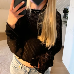 Spetstopp från Zara🖤 - Snyggaste toppen från Zara i spets men många olika detaljer! Sista bilden är baksidan som har knäppning vid nacken🖤De är trumpetärmar som gör den perfekt!