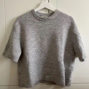 Grå stickad tröja från Gina Tricot - Säljer denna gråa stickade trekvartsärmade tröjan ifrån Gina tricot. Storlek Xs, men passar S också! Fint skick, sparsamt använd 💘