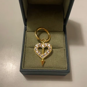 Intressekoll marianilsdotter örhänge  - En intressekoll på mitt superfina och unika örhänge ”revenge hoop earring” från marianilsdotter som ej finns kvar i deras sortiment! (Kristallerna är ljusrosa) Original pris går omkring 3500, skriv prisförslag vid intresse🩷🩷