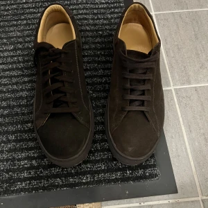 Myrqvist sneakers i mocka - Snygga ekfärgadd sneakers i mocka med snörning. Perfekta för en stilren look. Bekväma och lätta att matcha med olika outfits.