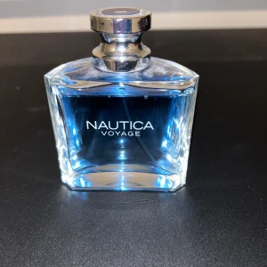 Nautica Voyage Parfym - Fräsch och uppfriskande Nautica Voyage parfym. Parfymen är använd ungefär 3-5 gånger. 100ml