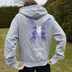 Grå hoodie  - Säljer en najs grå hoddie från Mj Gonzales som är i nytt skick och aldrig använd. Ordinarie pris 999kr, mitt pris 400kr. Storlek S men den är lite oversized i storleken.