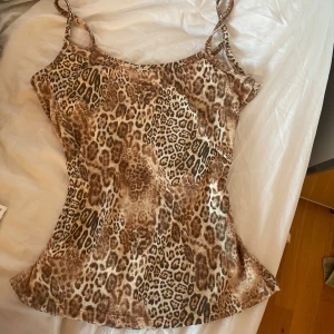 Leopardmönstrad linnetopp - Säljer en snygg leopardmönstrad linnetopp med smala axelband.Toppen har en tight men stretchig passform och är i mjukt material. storlek S! använd en gång