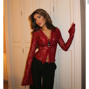 Venderbys spetstopp  - Jätte fin spets topp från Venderbys. Endast provad. Säljer pga att den tyvärr var för liten. Storlek S/M