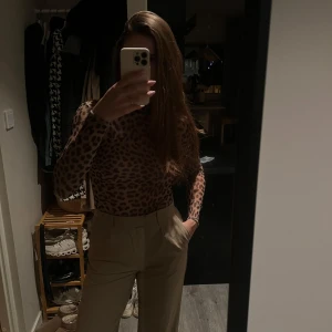 Leopardmönstrad topp från Gina Tricot - Säljer en snygg leopardmönstrad topp från Gina Tricot. Toppen är semigenomskinlig. Storlek XS men passar S och M också. Jag är 170 och är vanligvis en M🤎🐆