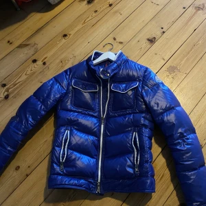 Blå dunjacka från Moncler - Moncler jacka storlek XS-S 164CM passar upp emot 170cm 👌 Använd 3 gånger skick 9/10! Kom DM vid fler frågor pris är ej hugget i sten! 🪨 