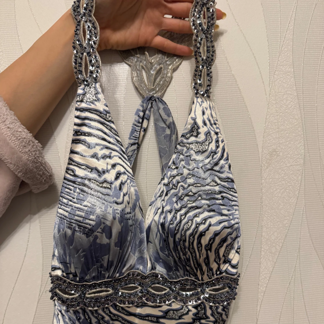 Blåmönstrad långklänning med paljettdetaljer