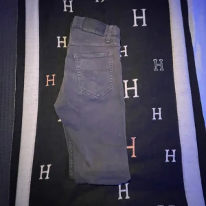 tiger of sweden  - till salu finns njdessa riktigt snygga tiger of sweden jeans. lappen där stlk osv står, har jag tyvärr klippt bort men de är i stlk 30/32 och passar slim fit. skriv ifall du har frågor elr e intresserade! pris ej hugget i sten