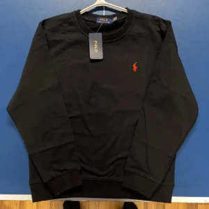 Svart tröja från Ralph Lauren - Säljer en helt ny Ralph Lauren Sweatshirt, kom gärna med bud och frågor!🤗