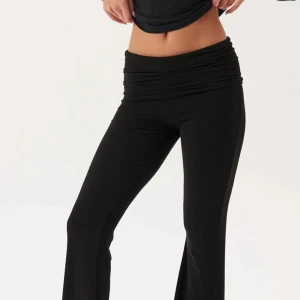 Svarta bootcut yogapants - Snygga svarta bootcut  fold down byxor , jag skulle säga att de är storlek s men stretchiga och sitter bra på mig som är mellan 160-165, de är ”petite” och passar kortare ben ☺️💞 ( från Gina originellt )