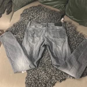 Jack n Jones Grå jeansbyxor - W:31 L: 32 Snygga grå jeans med en klassisk femficksdesign. De har en slim passform och är perfekta för en mordern stil. Aldrig använda pga det är för små