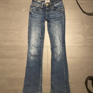 Ltb jeans - Skit snygga lågmidjade bootcut jeans från ltb 💕Jätte bra skick. Midjemått rakt över:35cm Innerbensmått: 77cm 💞