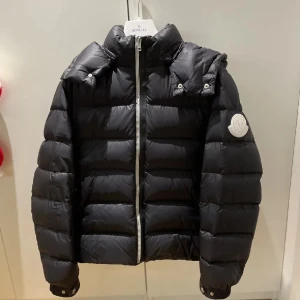 Moncler Arves - Svart - Enligt mig en av Monclers stilrenaste jackor, grymt snygg helvit logo med sidoarmen + vit dragkedja! Använd fåtal gånger, kvitto finns.