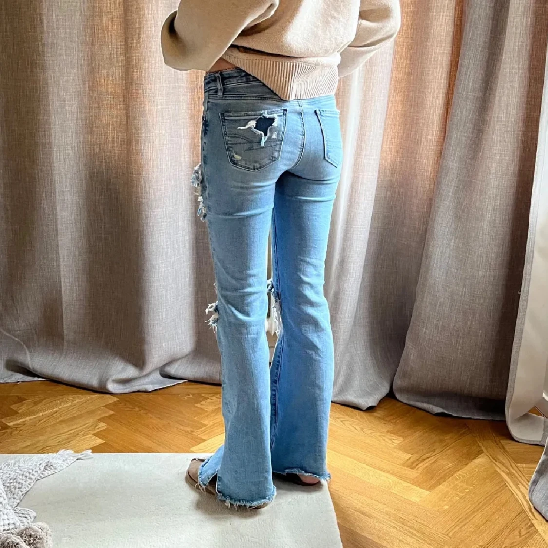 Blå slitna bootcut jeans - 1
