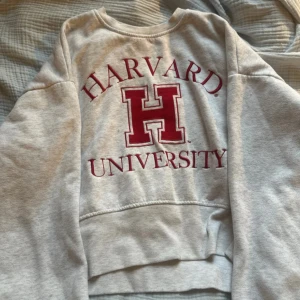 Harvard tröja - Harvard tröja från Primark. I storlek xxs men känns som 11-12y💗