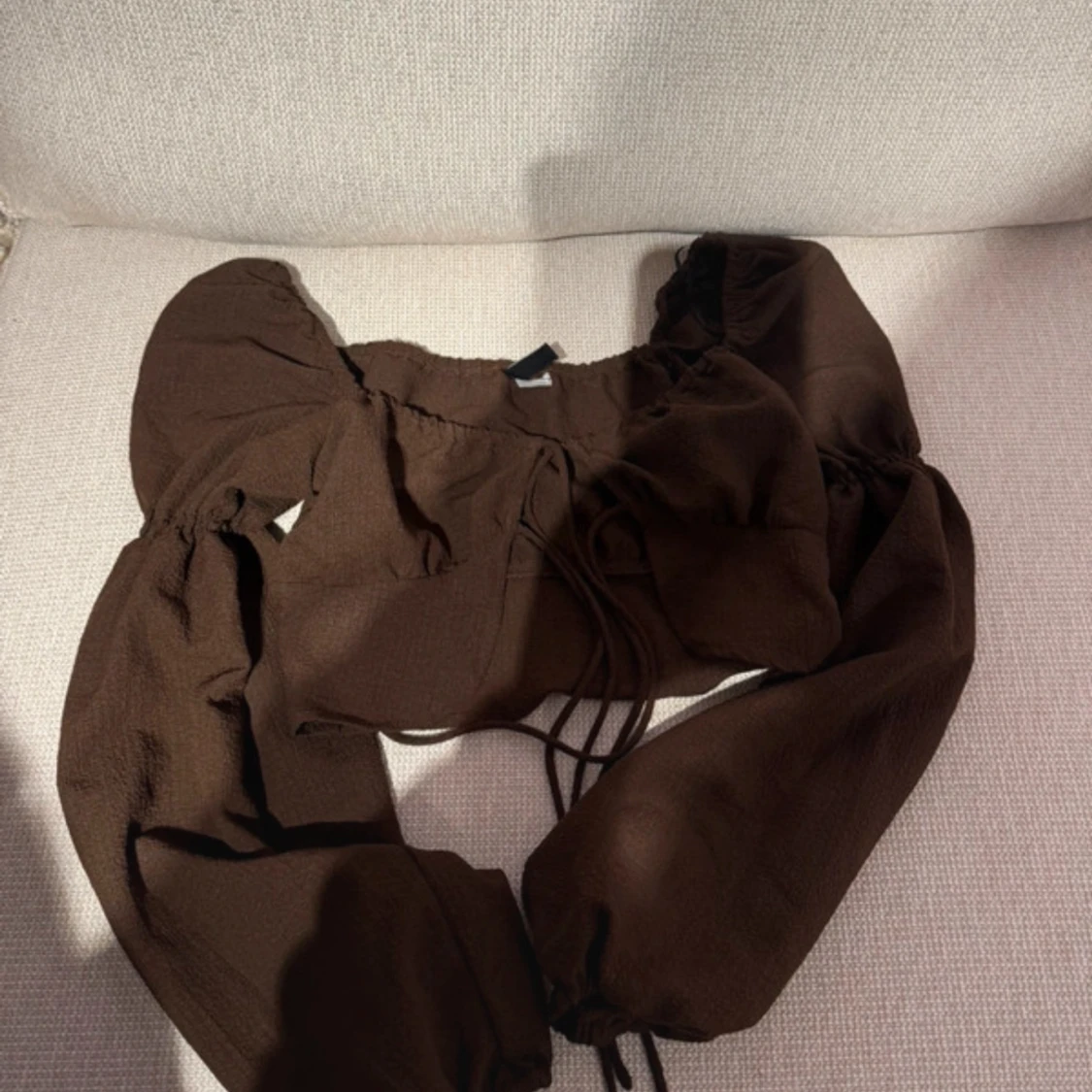 Brun blus med puffärmar