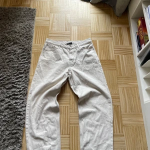 Vita byxor från Sweet SKTBS - as snygga vita sweet sktbs jeans i modellen big skate