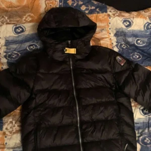 Parajumper Jacka - Tja! Säljer en helt ny Parajumper Jacka. Otroligt snygg. Otroligt bra material samt kvalitet. Den är väldigt stilren och passar många stilar
