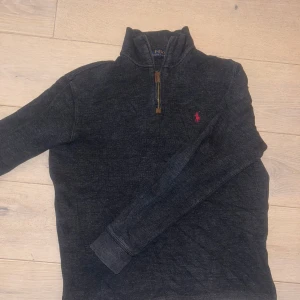 Ralph Lauren Half Zip ( S ) Mörkgrå - En helt felfri mörkgrå Ralph Lauren tröja i storlek S. Vid snabb affär kan vi diskutera pris.