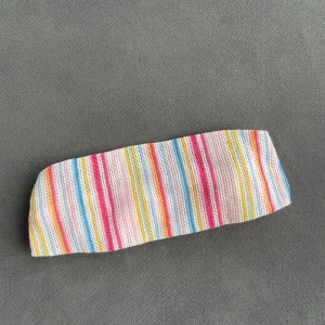 Randigt hårband från Djerf Avenue - HELT OANVÄNDA!!Färgglatt hårband från Djerf Avenue med ränder i rosa, blått, gult och vitt. I återvunnen bomull och polyester 