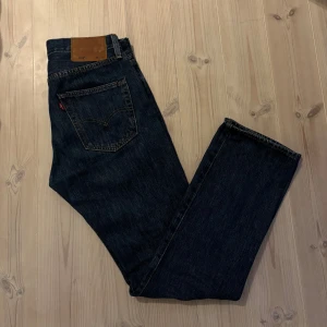 Levis 501 jeans - Säljer ett par väldigt snygga Levis jeans | i den klassiska och populära modellen 501 | Köpte dessa för cirka 1100 och mitt pris är 500. Kontakta vid intresse