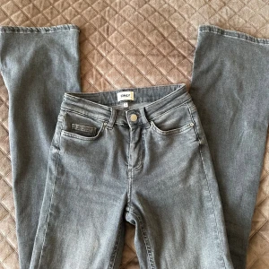 Bootcut jeans - Säljer dessa gråa jeans från Only. De i bra skick och använda fåtal gånger. Skriv för fler bilder💗