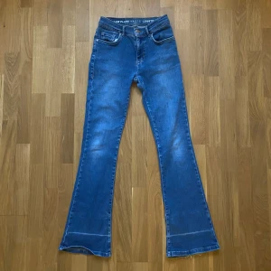Low waist blåa jeans  - Snygga low waist jeans som är lite flare! Nypris ca 699 kr och dem har ytterst få tecken på användning förutom defekterna som visas på sista bilden! 